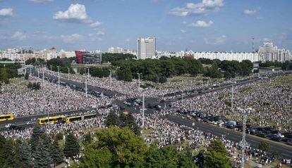 Imagem da manifestação contra Lukashenko neste domingo em Minsk.