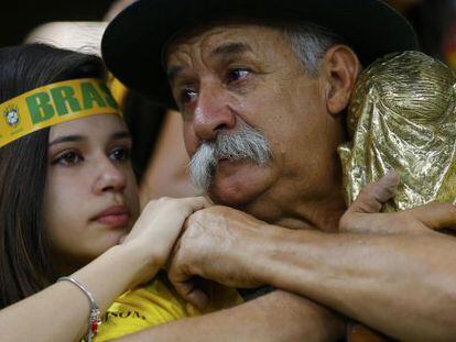 Torcedores choram a derrota do Brasil.