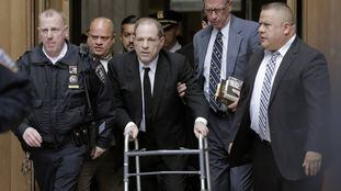 Harvey Weinstein (no centro) deixa um tribunal de Nova York, nesta segunda-feira.
