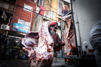 Trabalhador descarrega carne nesta sexta-feira de um caminhão na ‘villa 31’, em Buenos Aires.