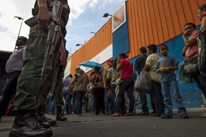 Fila na porta de um supermercado na Venezuela