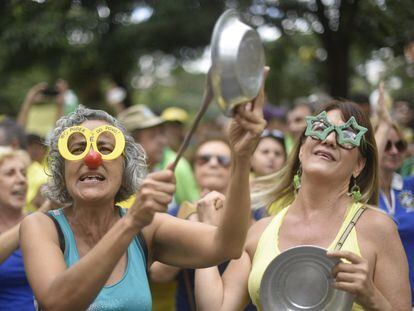 Milhares de pessoas, em dezenas de cidades do Brasil, foram às ruas para pedir a destituição da presidenta, Dilma Rousseff. Na imagem, manifestantes protestam em Belo Horizonte.