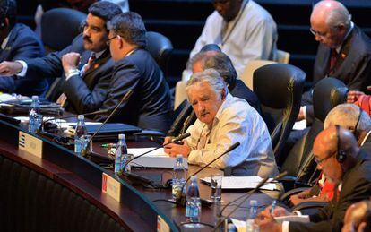 O presidente do Uruguai, José Mujica (de branco), durante a cúpula em Cuba.