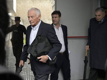 Pedro Müller (esquerda) e Héctor Sibilla, ex-executivos da Ford na Argentina, deixam o tribunal após a sentença.