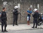 Policías militares registran a un joven en una favela de Río en enero.