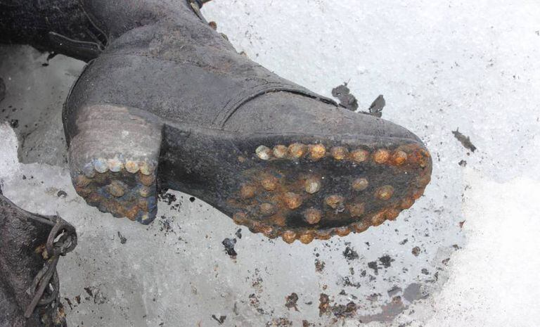 Bota encontrada com os cadáveres do casal Dumoulin, em julho de 2017.
