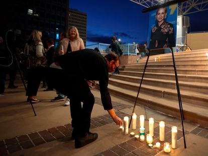 Vigília em memória de Halyna Hutchins, no sábado à noite, em Albuquerque.