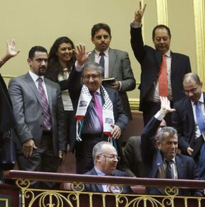 O embaixador da Palestina na Espanha, Musa Amer Odeh (c), assiste da tribuna ao pleno do Congresso.