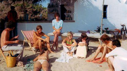 Membros da banda Pink Floyd junto com suas parceiras na praia de Migjorn, em 1967.
