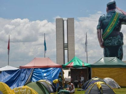 Integrantes do Movimento Pátria Amada acampam no gramado do Congresso Nacional em novembro de 2015