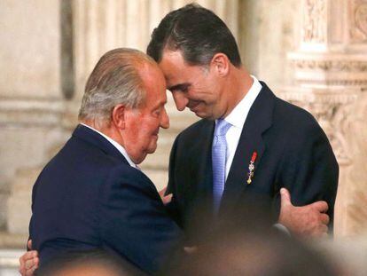 O rei Juan Carlos I e seu filho Felipe VI no ato de abdicação em 18 de junho de 2014.