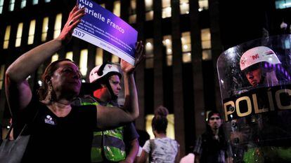 Mulher exibe placa em homenagem a Marielle Franco nesta quinta-feira em São Paulo.