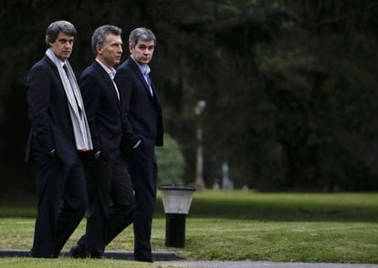 Alfonso Prat Gay, em primeiro plano, junto ao presidente Mauricio Macri e o chefe de Ministros, Marcos Peña.