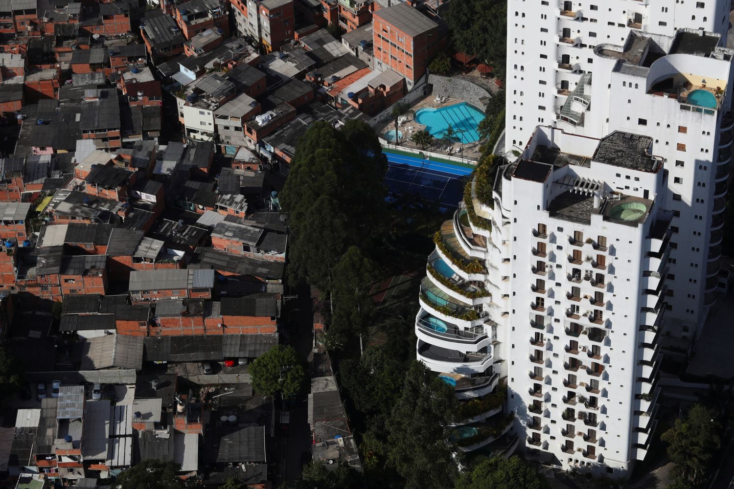 Vista aérea da favela de Paraisópolis ao lado de edifícios de luxo no Morumbi, em São Paulo.