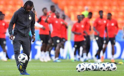 O treinador senegalês Aliou Cisse controla a bola em treino para a partida contra o Japão.