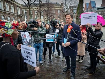 Em 26 de novembro, vários pais afetados interpelam o primeiro-ministro holandês, Mark Rutte, em Haia.