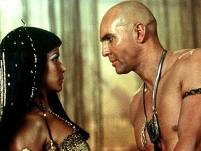 Uma cena apaixonada do filme <i>O Retorno da Múmia</i>, com a sedutora Anck-Su-Namum (Patricia Velásquez) e seu amante eterno, Imhotep (Arnold Vosloo).