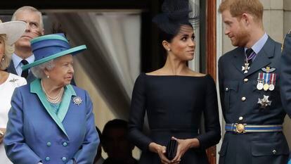 A rainha Elizabeth II observa Meghan Markle e o príncipe Harry no balcão do palácio de Buckingham, em julho de 2018.