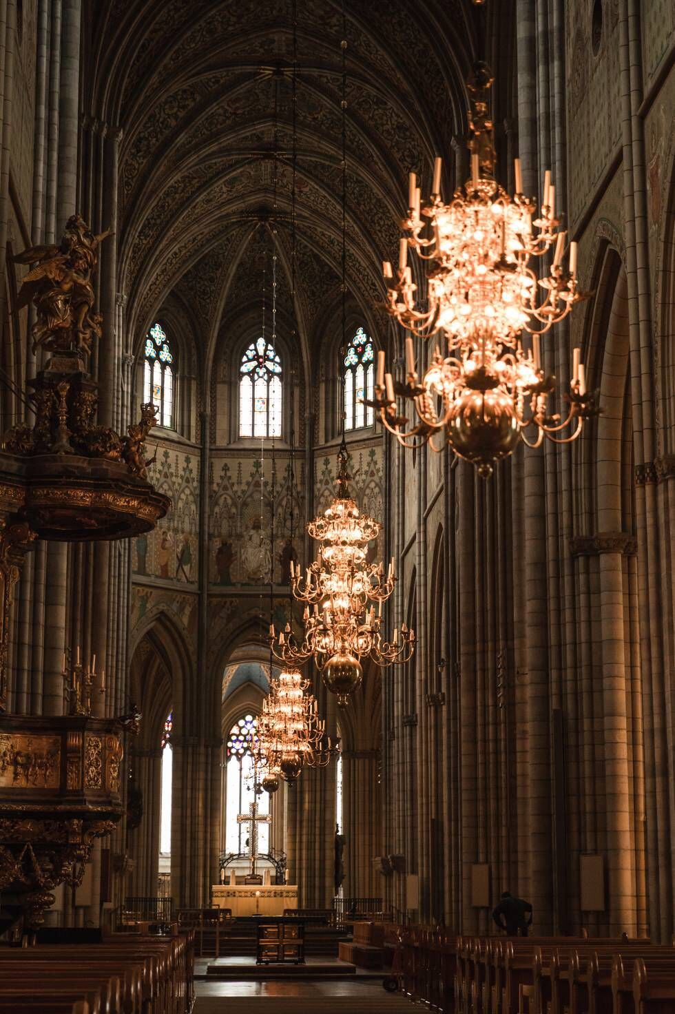 De estilo gótico, a catedral de Upsala, construída por volta de 1270, é a maior do norte da Europa. Nela está enterrado o rei Gustav I.
