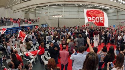 Militantes do PSOE participam de um comício de um dos candidatos nas primárias para a Secretaria-geral.