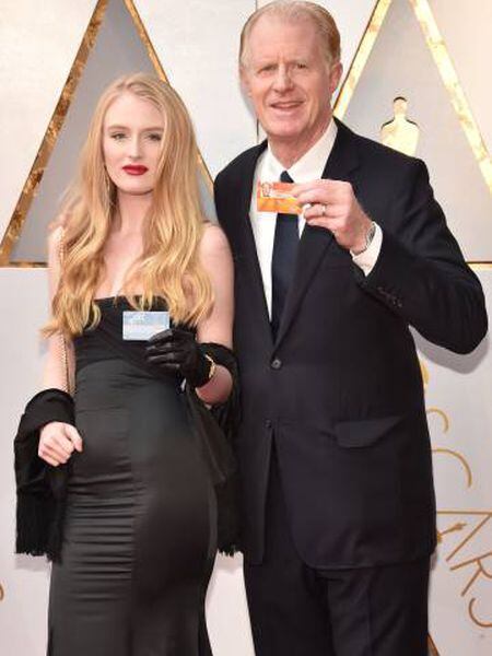 Ed Begley acompanhado de sua filha Hayden Begley e de seu bônus do Metro de Los Angeles.