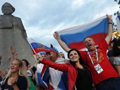 Torcedores comemoram a vitória da seleção russa contra a Espanha, no domingo passado, em Moscou.