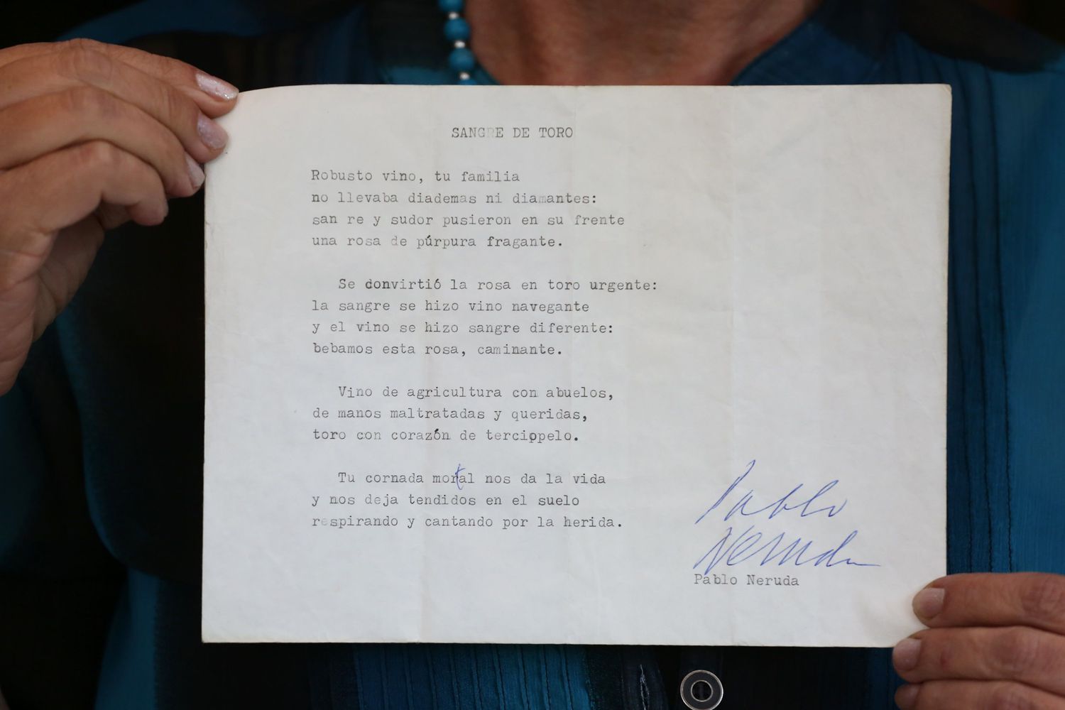 Berta Teitelboim mostra a versão preliminar recentemente encontrada do soneto ‘Sangre de Toro’, em 22 de setembro em Santiago.
