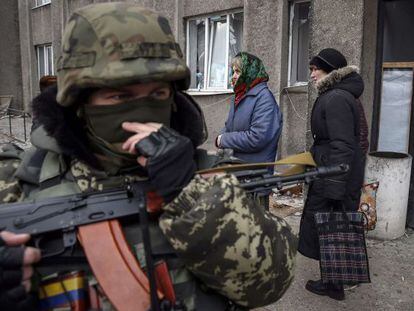 Vizinhos de Debaltseve, localidade atingida pela guerra no leste da Ucrânia.
