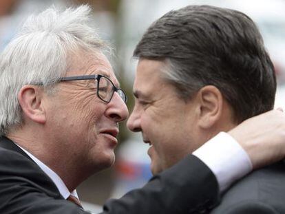 Jean-Claude Juncker, presidente da Comissão (esquerda), e o vice-chancelar alemão, Sigmar Gabriel, nesta segunda-feira em Nauen (Alemanha).
