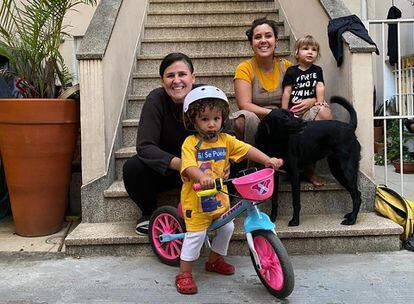 Marcela Tiboni com sua esposa Melanie e filhos.