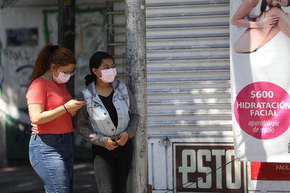Mulheres se protegem do coronavírus com máscaras, neste sábado, na Cidade do México.