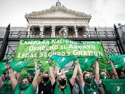 Mobilização em frente ao Congresso argentino a favor da legalização do direito ao aborto, em novembro.