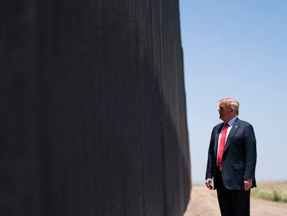 O presidente Donald Trump diante de um trecho do muro na fronteira com o México, em junho.
