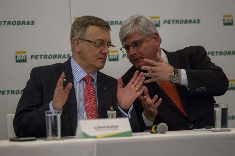 Janot, à direita, durante entrevista ao lado de Aldemir Bendine, no Rio.