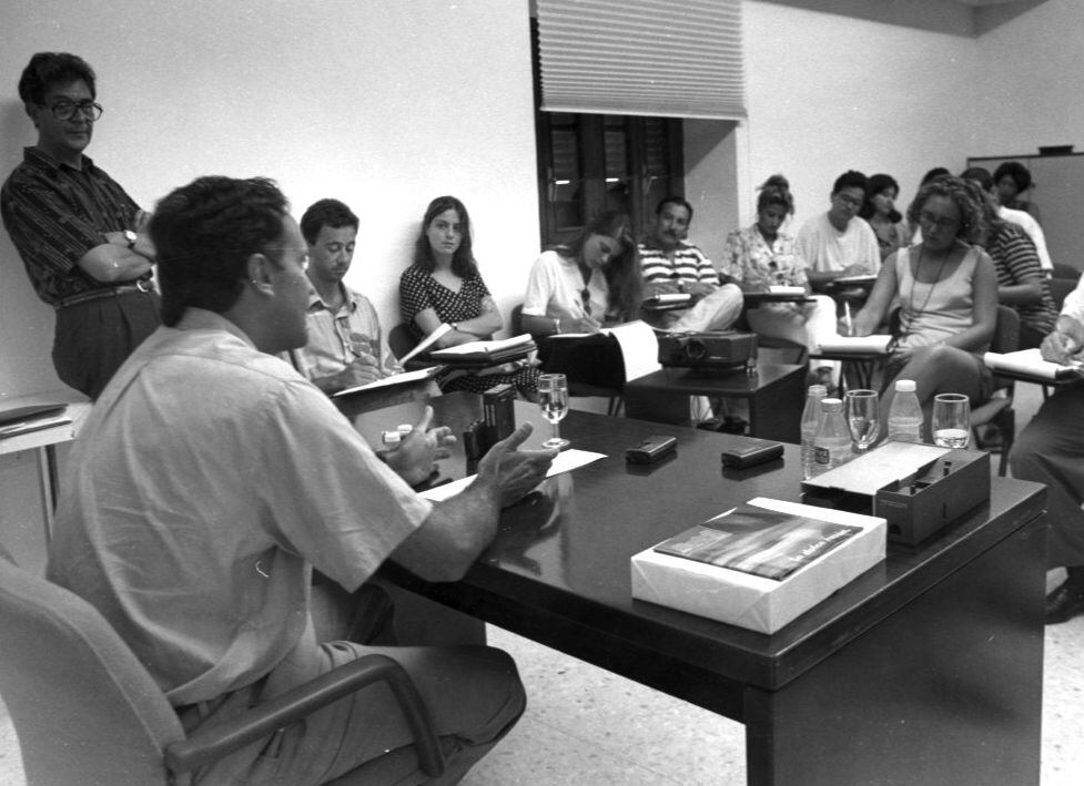 Os jornalistas Juan Arias (de pé, à esq.) e Javier Ayuso (sentado à mesa) durante um curso sobre jornalista que ministraram na Universidade de Verano de Granada, em setembro de 1994.