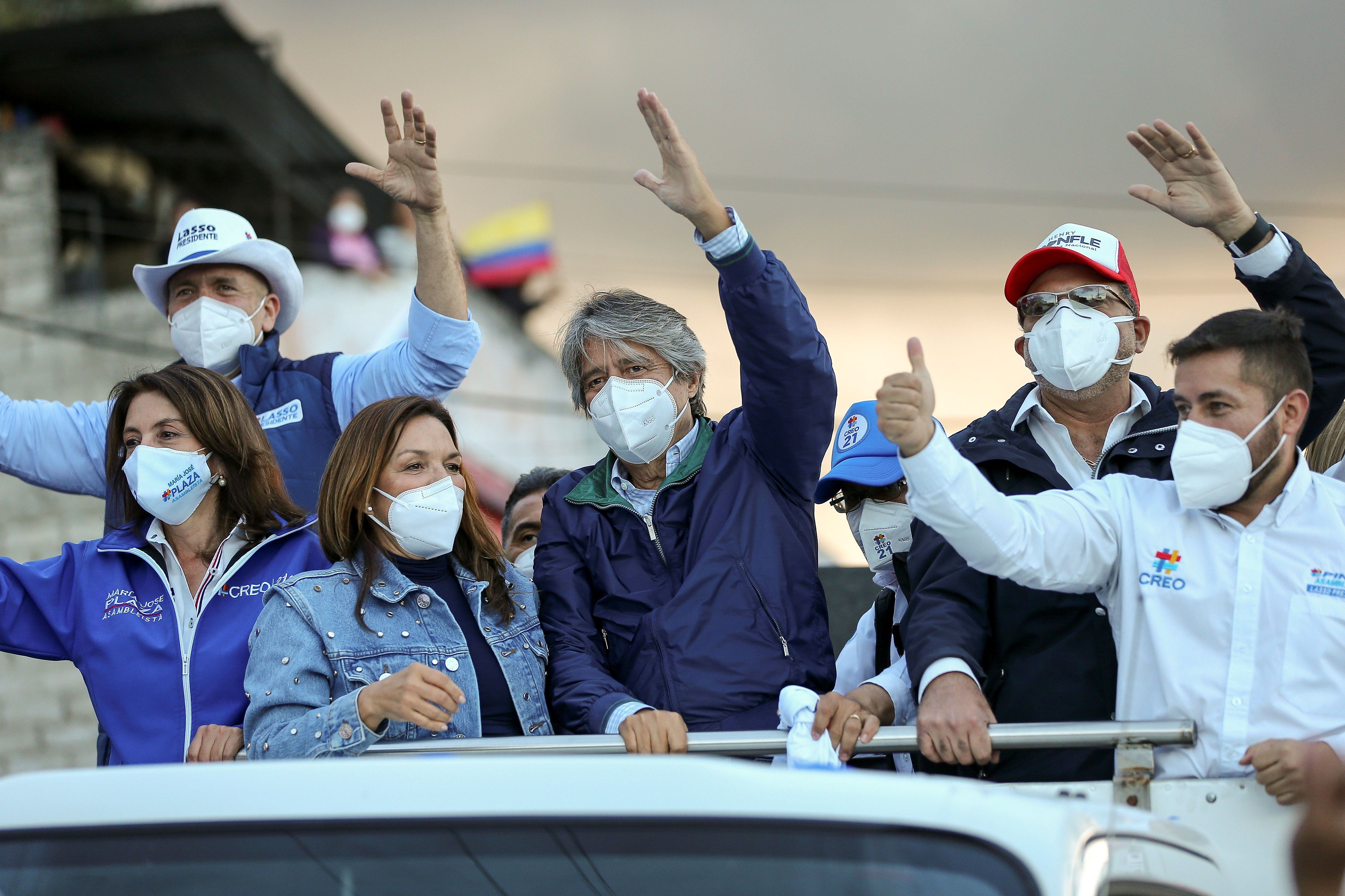 O candidato à presidência do Equador Guillermo Lasso lidera uma caravana pelas ruas de Quito. 