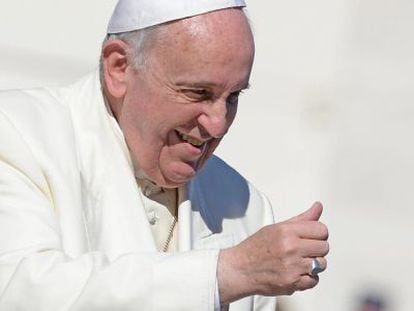 O Papa Francisco na praça de São Pedro, no Vaticano.