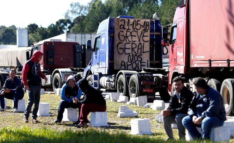 Caminhoneiros bloqueiam a BR-116, em Curitiba.