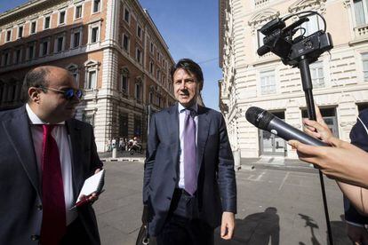 O jurista Giuseppe Conte chega nesta sexta-feira à Câmara dos Deputados, em Roma, onde os partidos que o apoiam, o Movimento 5 Estrelas e a Liga, negociam um Executivo.