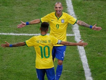 Tardelli comemora seu segundo gol com Neymar.