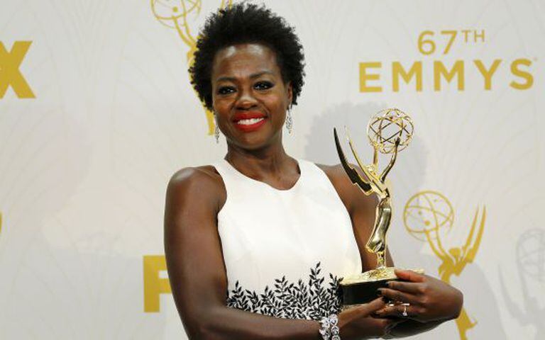 Viola Davis exibe seu Emmy após a premiação.