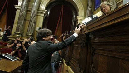 Voto do presidente da Generalitat, Carles Puigdemont, no Parlament