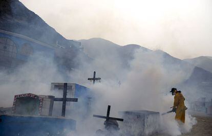 Um trabalhador fumiga um cemitério em Carabayllo, na periferia de Lima, para erradicar o mosquito transmissor do zika, em 1º de fevereiro.