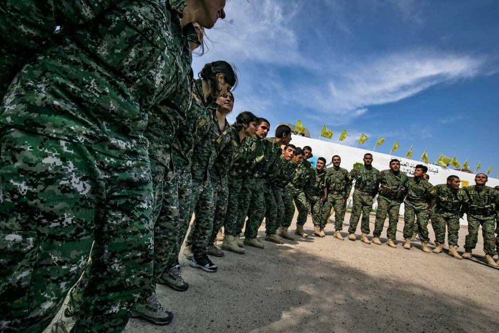 Soldados das Forças Democráticas Sírias comemoram na província de Deir Ezzor o anúncio da libertação do último bastião do ISIS.