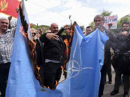 Manifestantes montenegrinos queimam uma bandeira da OTAN, na sexta-feira passada.