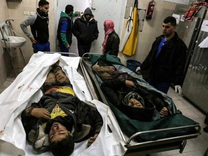 Familiares dos dois adolescentes mortos em Gaza, diante de seus restos no instituto médico legal de um hospital de Rafah.
