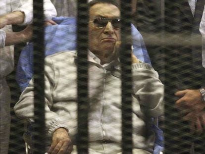 O ex-ditador egípcio Hosni Mubarak durante uma visita judicial, na academia de polícia do Cairo, em 15 de abril de 2013.