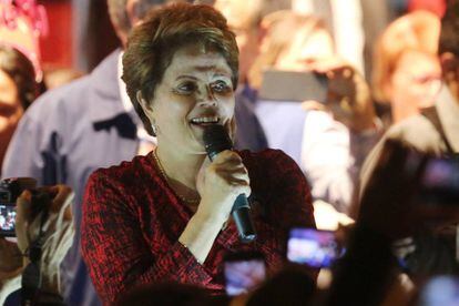 Dilma Rousseff saúda aos simpatizantes do Partido dos Trabalhadores na terça-feira 28 de agosto de 2018, em Minas Gerais