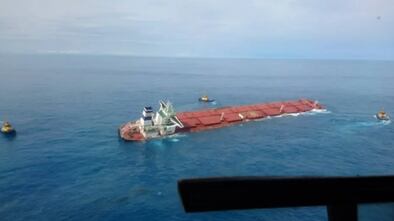 O navio MV Stella Banner carregado com minério da Vale.