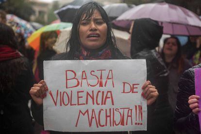 Manifestante com um cartaz contra a violência de gênero na Argentina.